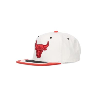 Mitchell & Ness NBA Day 4 Snapback Bulls White/Red - Бяло - Шапка с козирка Mitchell & Ness NBA Day 4 Snapback Bulls White/Red - Бяло - Шапка с козирка